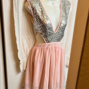 🩶🩷🩶🩷🩶SILVER SEQUIN & LIGHT PINK DRESS. ABOVE THE KNEE🩷🩶🩷🩶